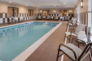 林垦内布拉斯加林肯机场酒店的酒店游泳池设有桌椅