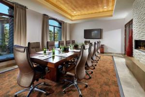 圣地亚哥圣地亚哥老城区/海洋世界区希尔顿花园酒店的一间会议室,配有长桌子和椅子