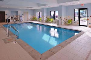 莱温芙丝莱文沃思汉普顿酒店的在酒店房间的一个大型游泳池