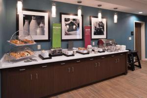 莱温芙丝莱文沃思汉普顿酒店的面包柜台,提供自助餐