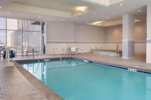 奥拉西Embassy Suites by Hilton Kansas City Olathe的在酒店房间的一个大型游泳池