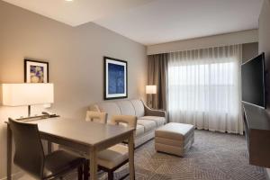 奥拉西Embassy Suites by Hilton Kansas City Olathe的客厅配有沙发和桌子。