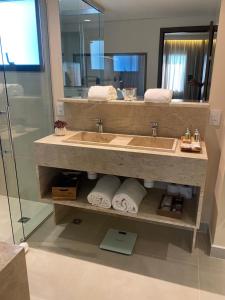 圣若泽杜斯坎普斯金色郁金香圣若泽杜斯坎普斯酒店的一间带水槽和镜子的浴室