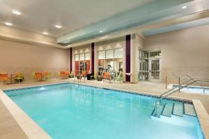 布卢明顿布卢明顿明尼阿波利斯希尔顿欣庭套房酒店的一座配有桌椅的酒店游泳池