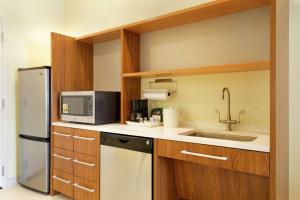 布卢明顿布卢明顿明尼阿波利斯希尔顿欣庭套房酒店的一间带水槽和冰箱的小厨房