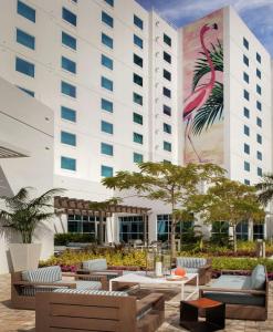 迈阿密迈阿密海豚购物中心希尔顿花园酒店的大楼前设有桌椅的酒店
