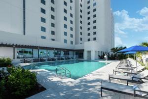 迈阿密迈阿密海豚购物中心希尔顿花园酒店的大楼前的游泳池
