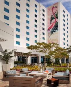迈阿密迈阿密海豚购物中心希尔顿惠庭套房酒店的大楼前设有桌椅的酒店