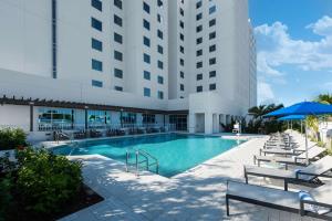 迈阿密迈阿密海豚购物中心希尔顿惠庭套房酒店的大楼前的游泳池