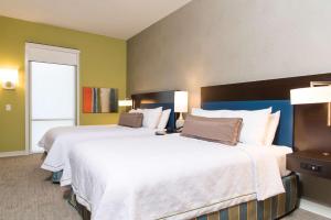 印第安纳波利斯印第安纳波利斯市中心希尔顿欣庭套房酒店的酒店客房设有两张床和窗户。