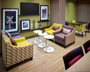 Point Edward萨尼亚/爱德华点汉普顿酒店的带沙发和桌子以及电视的等候室