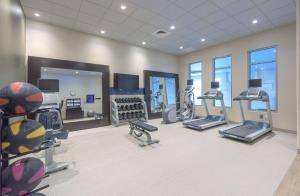 伍斯特马萨诸塞州伍斯特市汉普顿套房酒店的健身房设有跑步机、椭圆机和镜子