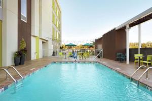 西门罗Home2 Suites by Hilton West Monroe的一座建筑物中央的游泳池