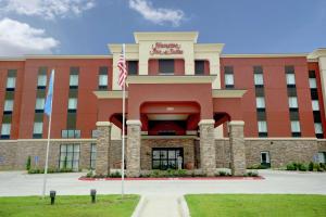 Ponca CityHampton Inn & Suites Ponca City的前面有美国国旗的建筑