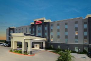 圣安东尼奥Hampton Inn & Suites San Antonio Brooks City Base, TX的前面有标志的酒店