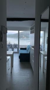 韦内雷港Seafront rooftop flat w/ terrace的带沙发的客厅和美景厨房