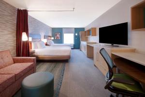 韦科韦科希尔顿欣庭套房酒店的酒店客房,配有床和电视