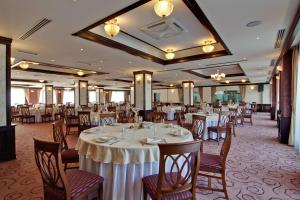 锡吉什瓦拉锡吉什瓦拉卡瓦勒希尔顿逸林酒店的宴会厅配有白色的桌椅