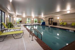 哈蒙德希尔顿哈蒙德汉普顿套房酒店 的在酒店房间的一个大型游泳池
