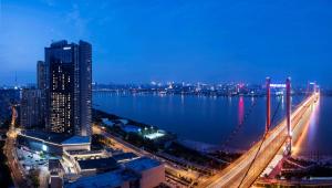 武汉武汉世茂希尔顿酒店 - 长江江景的水面上桥的城市景观