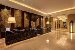 武汉武汉世茂希尔顿酒店 - 长江江景的大厅,有大墙