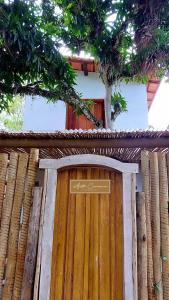 卡拉伊瓦Afeto Caraíva的木门,上面有标志