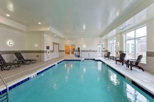 马丁斯堡马丁斯堡希尔顿花园酒店的大楼内的一个蓝色海水游泳池
