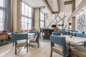 达拉斯达拉斯中环/北公园区汉普顿酒店的大堂设有桌椅和台球桌