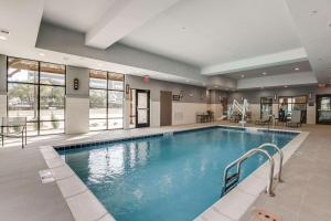 达拉斯达拉斯中环/北公园区汉普顿酒店的在酒店房间的一个大型游泳池