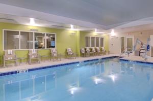 韦斯特伯鲁汉普顿酒店波士顿 - 韦斯特伯鲁的一个带桌椅的大型游泳池