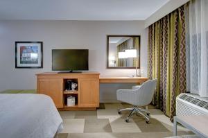 韦斯特伯鲁汉普顿酒店波士顿 - 韦斯特伯鲁的酒店客房配有一张床和一张书桌及一台电视