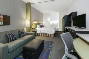 奥斯汀奥斯汀机场希尔顿惠庭套房酒店 的酒店客房设有一张沙发和一张床
