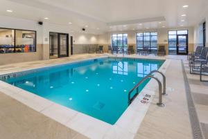 纽波特肯塔基辛辛那提新港汉普顿套房汽车旅馆的大楼内一个蓝色的大型游泳池