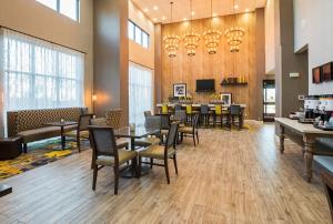 ColleyvilleHampton Inn & Suites Colleyville DFW Airport West的一间带桌椅的餐厅和一间用餐室