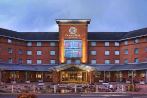 贝尔斯希尔Doubletree By Hilton Glasgow Strathclyde的一座酒店大楼,前面有标志