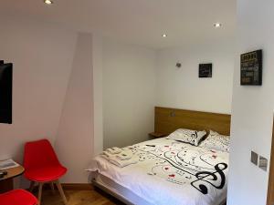 瓦特拉多尔内Casa Andreea的一间卧室配有一张床和一张红色椅子