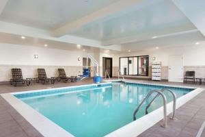 梅德福美德福德希尔顿花园酒店 的一座配有桌椅的酒店游泳池