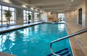 新帕尔茨纽约新帕尔茨希尔顿汉普顿酒店的大楼内的一个蓝色海水游泳池