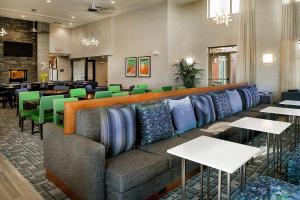 马里兰高地圣路易斯韦斯特波特希尔顿惠庭套房酒店的一间带沙发和桌椅的餐厅