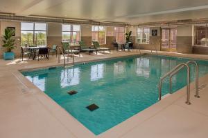 马里兰高地圣路易斯韦斯特波特希尔顿惠庭套房酒店的大楼内一个蓝色的大型游泳池