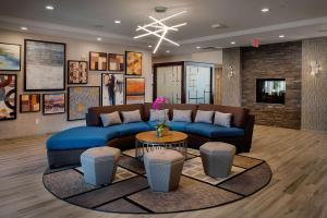 马里兰高地圣路易斯韦斯特波特希尔顿惠庭套房酒店的客厅配有蓝色的沙发和桌子