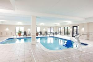 NilesHampton Inn & Suites Niles/Warren, OH的在酒店客房内设有一个带滑梯的大型游泳池