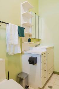 SavanetaBlue Sky Residence Aruba的浴室配有盥洗盆、卫生间和毛巾。