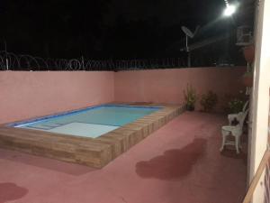 索雷Hospedaria Salém的一座庭院里的大型游泳池