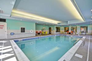 埃文斯维尔埃文斯维尔希尔顿欣庭套房酒店的在酒店房间的一个大型游泳池