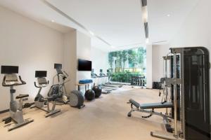新加坡Hilton Garden Inn Singapore Serangoon的健身房,里面设有许多健身器材