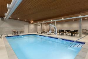 伦顿汉普顿酒店及套房西雅图/兰顿，华的一个带桌椅的大型游泳池