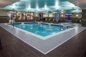 北锡拉丘兹雪城华美达酒店的在酒店房间的一个大型游泳池