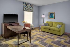 北锡拉丘兹雪城华美达酒店的带沙发和电视的客厅