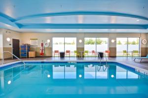 查尔斯镇查尔斯镇希尔顿欣庭套房酒店的游泳池位于酒店客房内,配有桌椅